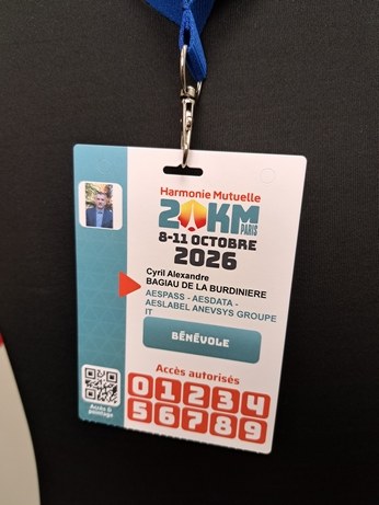 Accréditation bénévole des 20 km de Paris 2026 avec photo, catégorie, zones d'accès numérotées et QR code