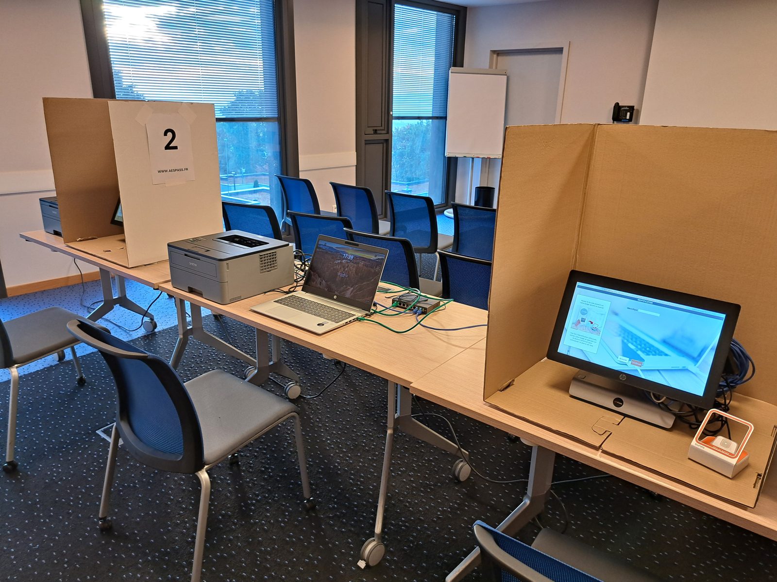 Bureau de vote électronique installé par AESPASS à Obernai : isoloirs, borne tactile, lecteur de QR code et imprimante