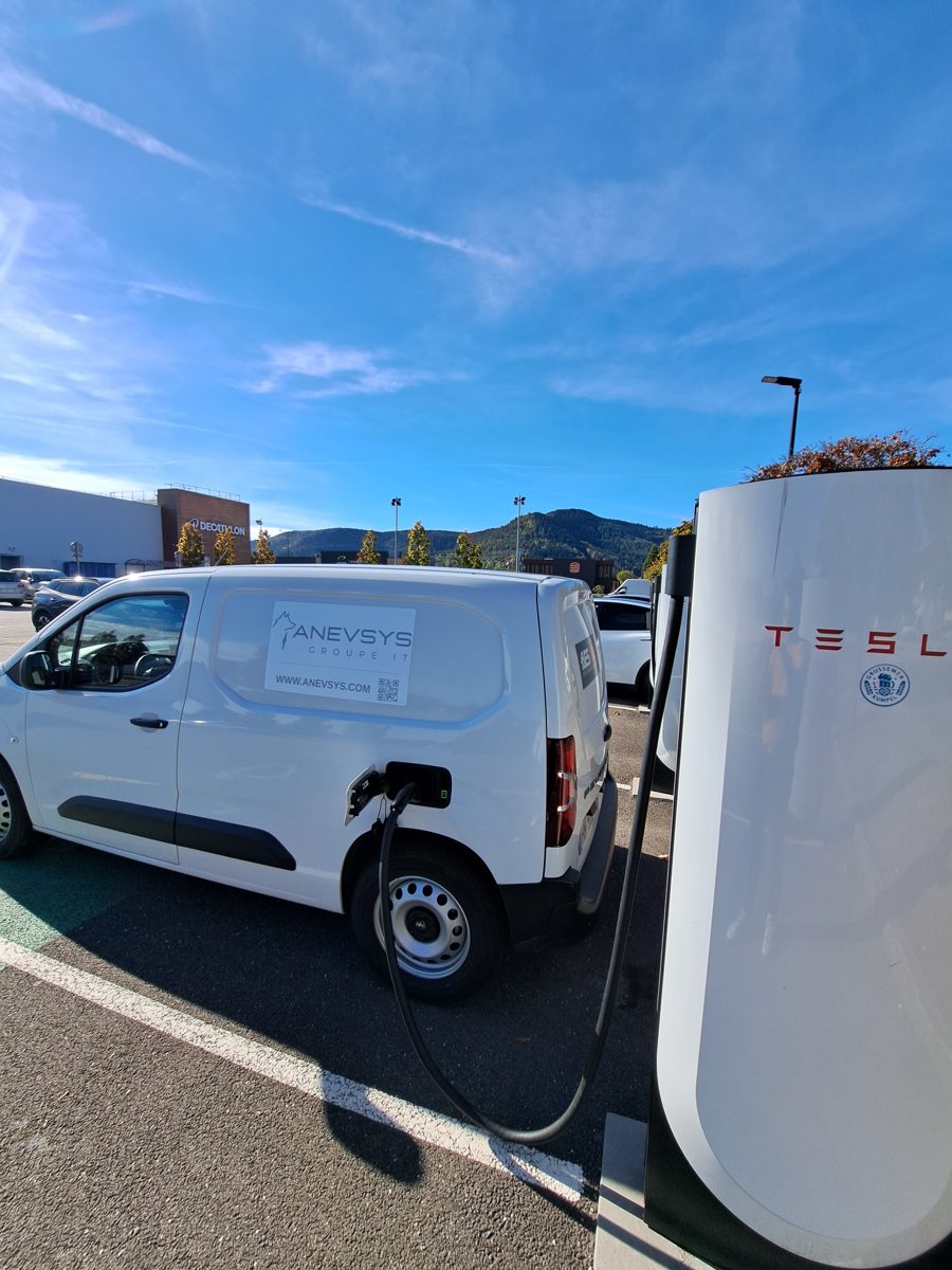 Utilitaire électrique du groupe ANEVSYS en recharge sur une borne rapide pendant le trajet vers Obernai